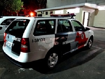 Casal é feito refém por assaltantes de residência em São Carlos