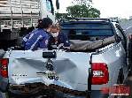Fotos - Motociclista vai parar dentro de caçamba de Saveiro após colisão na SP-310 - Foto 1 de 16