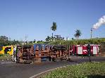 Fotos - Caminhão com retroescavadeira na carroceria tomba na saída de Pirassununga - Foto 3 de 4