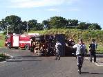 Fotos - Caminhão com retroescavadeira na carroceria tomba na saída de Pirassununga - Foto 2 de 4