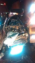 Fotos - Colisão entre carro e caminhão deixa 1 morto e 1 ferido na Rodovia SP-215 - Foto 3 de 7