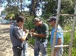 Policial Militar, funcionário público e populares salvam maritaca que estava presa em árvore - Foto 2 de 10