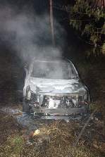 Na SP215 - Carro é incendiado e corpo é encontrado no banco traseiro - Foto 2 de 19