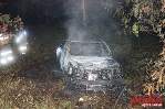 Na SP215 - Carro é incendiado e corpo é encontrado no banco traseiro - Foto 1 de 19