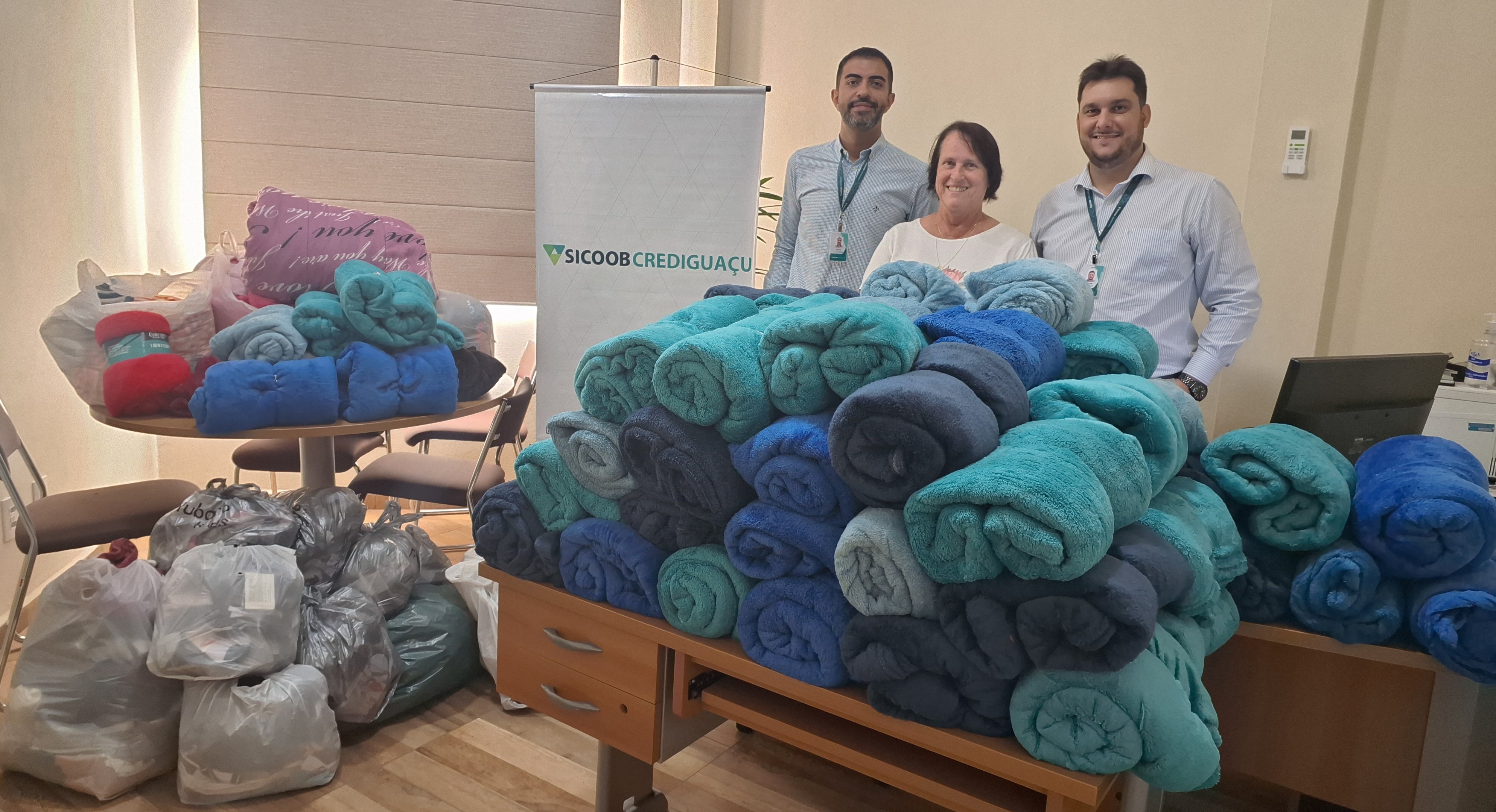 Sicoob Crediguaçu doa cobertores e agasalhos ao Fundo Social